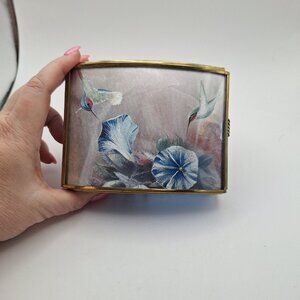 VTG VIA VERMONT GLASS AND BRASS JEWELRY TRINKET MUSIC BOX FLORAL / HUMMINGBIRDS